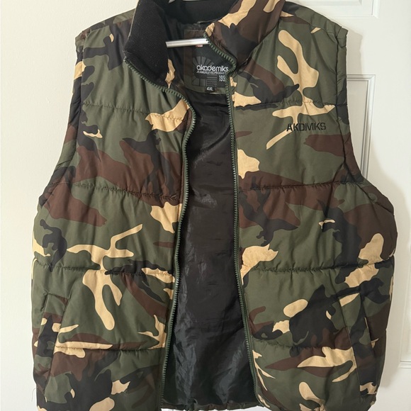Akademiks Camouflage Puffer Vest - Picture 1 of 6